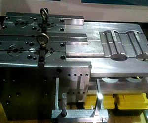 2 Station Mold Design for fast mold changeover which can reduce the adjust time of vice mold and punching Device